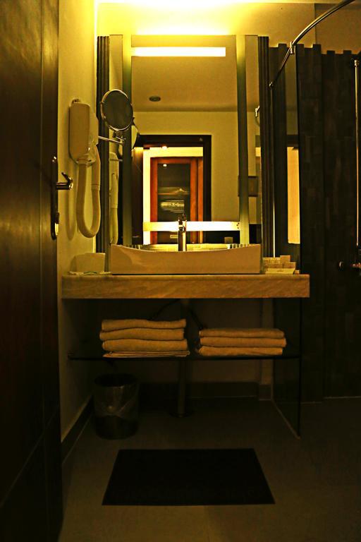 Lahore Continental Hotel Buitenkant foto