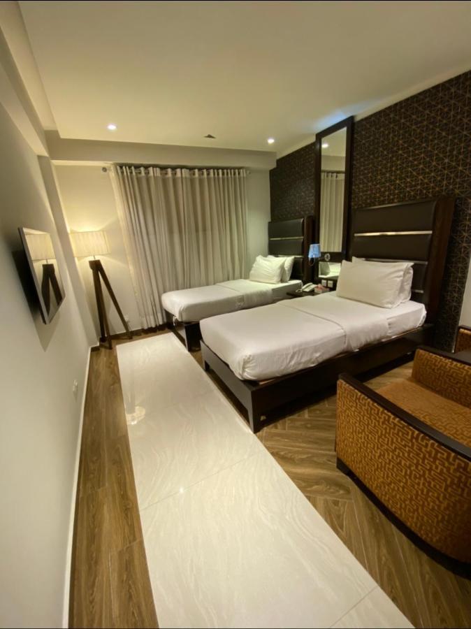 Lahore Continental Hotel Buitenkant foto